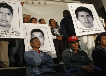 Padres de los 43 piden investigar papel de Cienfuegos en desaparición de normalistas