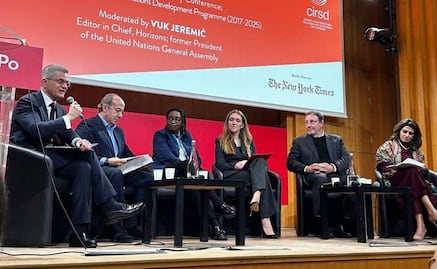 Increpan a Felipe Calderón en panel realizado en París; le gritan “¡asesino!” y “¡lárgate!”