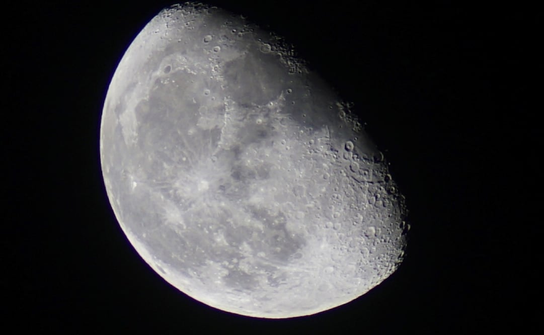 Luna en fase de gibosa menguante en la víspera del Día Internacional de la Luna (2022). Foto: Xinhua/Alexander Peña