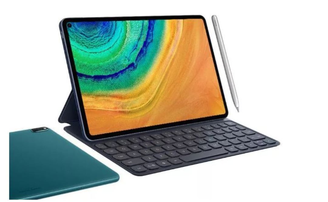 Su pantalla incluye un panel LCD de 10.8 pulgadas y formato y viene con un teclado magnético inteligente integrado