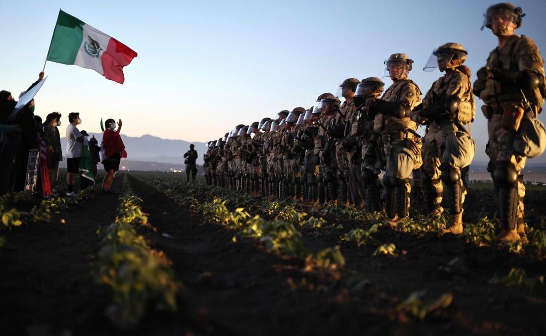 Soldados de la Guardia Nacional bloquean a los manifestantes durante una redada de inmigración del ICE en una granja de cannabis cercana el 10 de julio de 2025 cerca de Camarillo, California. Los manifestantes se enfrentaron a los agentes federales durante horas fuera de la granja en la comunidad de trabajadores agrícolas en el condado de Ventura. (11/07/25) Foto: EFE