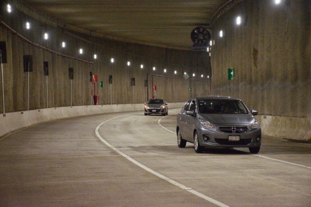 Tras desalojar las aguas pluviales, que en algunos puntos llegó hasta los 50 centímetros de altura, el doble túnel fue reabierto y funcionó de manera normal. (ALONSO ROMERO. EL UNIVERSAL)