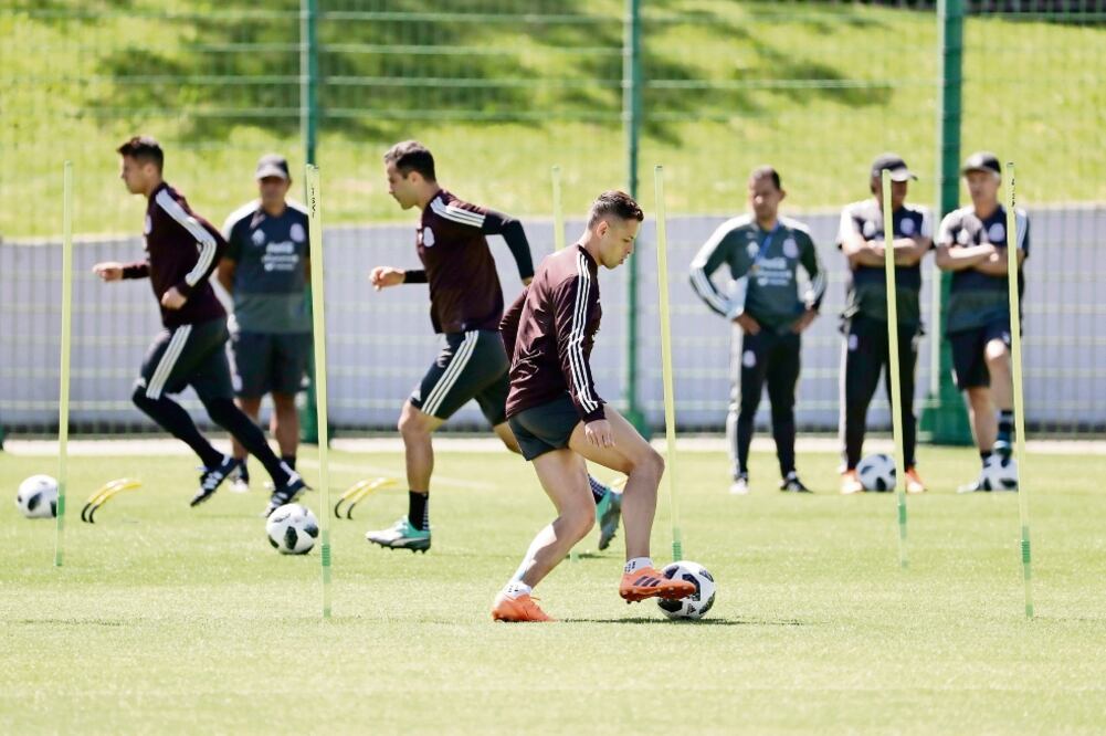 Javier Hernández sería de los sacrificados para el juego ante los asiáticos. Foto:  LUIS CORTÉS. EL UNIVERSAL