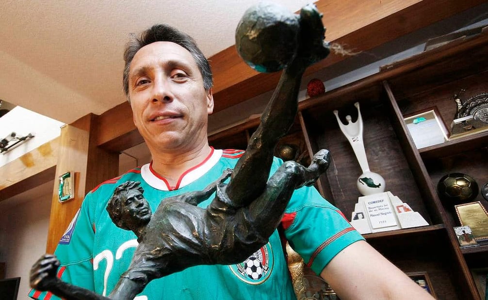 Entrevista en 2011 con el exmundialista Manuel Negrete, con una figura que representa su memorable media chilena. Foto: Archivo EL UNIVERSAL.