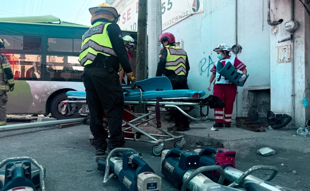 Chocan dos camiones de transporte público en Monterrey. Foto: Especial