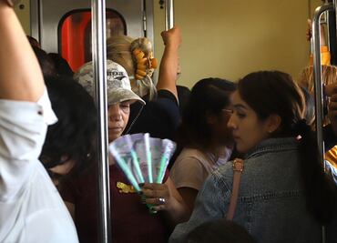 "Olores, calor y sudor", así se vive en el Metro de la CDMX la ola de calor
