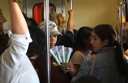 "Olores, calor y sudor", así se vive en el Metro de la CDMX la ola de calor
