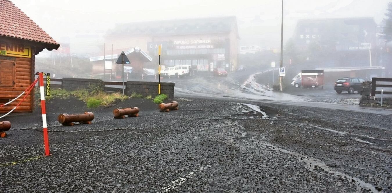 Una vista general del refugio Sapienza, Nicolosi, en la isla de Sicilia, cubierta de cenizas. Foto: EFE