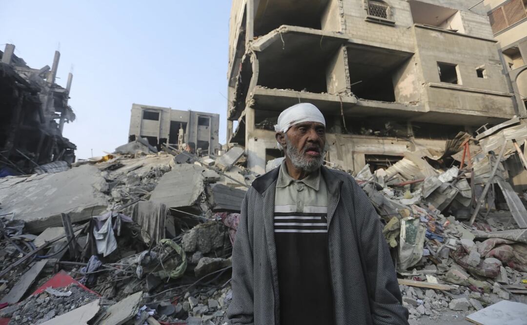 Un palestino, frente a un edificio destruido en un bombardeo, en la Franja de Gaza. Foto: AP