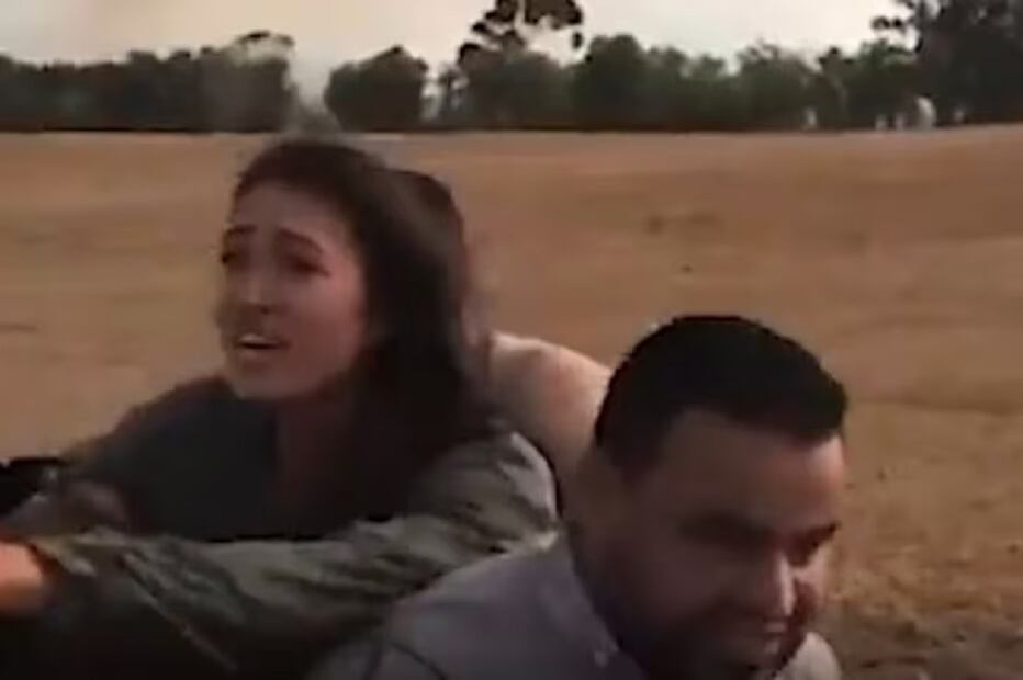 El momento en que se llevaban secuestrada a Noa Argamani en Israel. FOTO: ESPECIAL