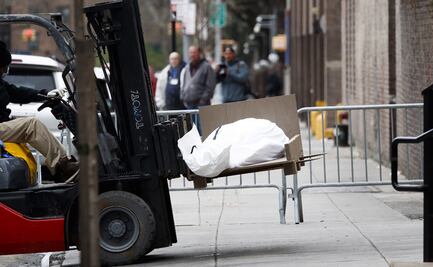 Muertes por Covid-19 rebasan morgues en Nueva York