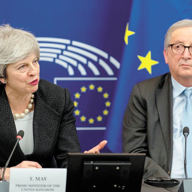 La primera ministra británica, Theresa May, y el presidente de la Comisión Europea, Jean-Claude Juncker, quienes se reunieron ayer en Estrasburgo, Francia . PATRICK SEEGER. EFE