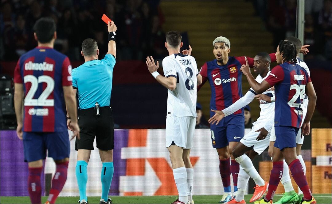 Ronald Araujo fue expulsado contra el París Saint-Germain / Foto: AFP