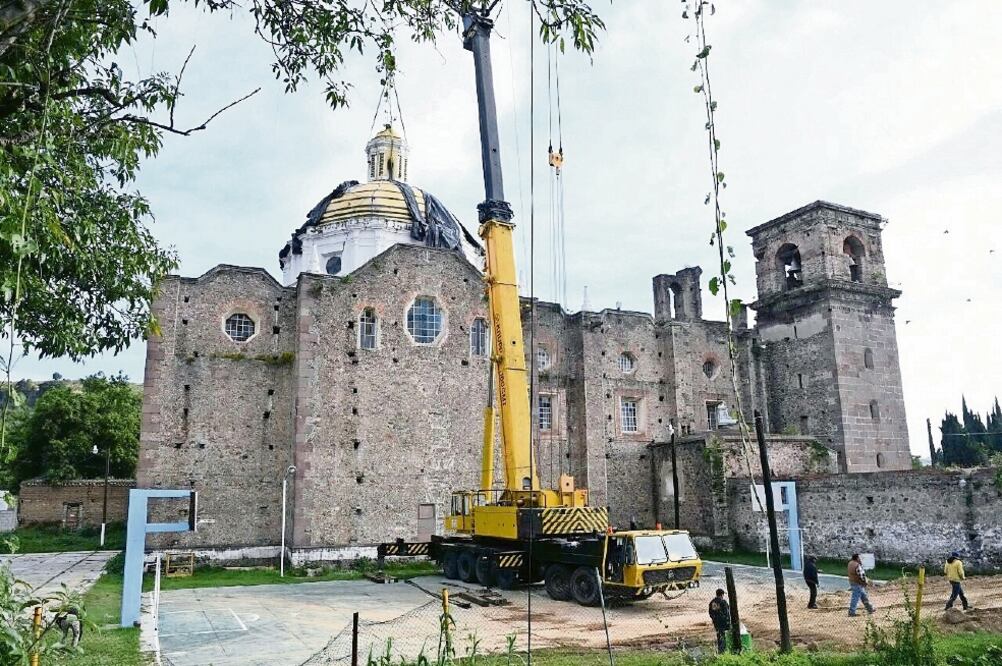 Especialistas trabajan en la recuperación de la cúpula del Templo de San Francisco Tepeyanco, en Tlaxcala, uno de los inmuebles dañados. (FOTOS: CORTESÍA SECRETARÍA DE CULTURA)