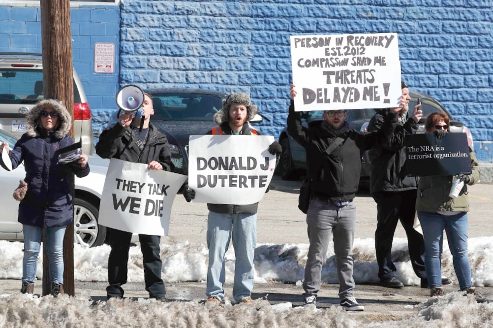 Manifestantes protestaron ayer por el proyecto contra los opioides e incluso compararon a Donald Trump con el presidente de Filipinas, Rodrigo Duterte. (JONATHAN ERNST. REUTERS)