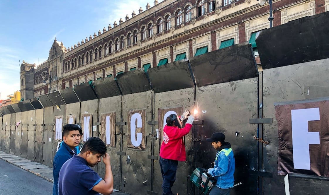 El presidente Andrés Manuel López Obrador justificó el cerco de valla metálicas en la sede del Poder Ejecutivo, previo a las manifestaciones por el Día Internacional de las Mujer. Foto: Diego Simón Sánchez