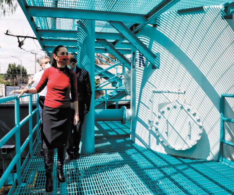 La jefa de Gobierno realizó un recorrido por la planta potabilizadora de Ciudad Deportiva, en Iztacalco, misma que limpia el agua en beneficio de 55 mil personas. Foto: ESPECIAL