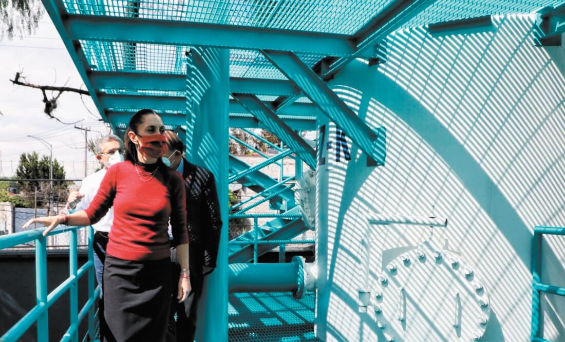 La jefa de Gobierno realizó un recorrido por la planta potabilizadora de Ciudad Deportiva, en Iztacalco, misma que limpia el agua en beneficio de 55 mil personas. Foto: ESPECIAL