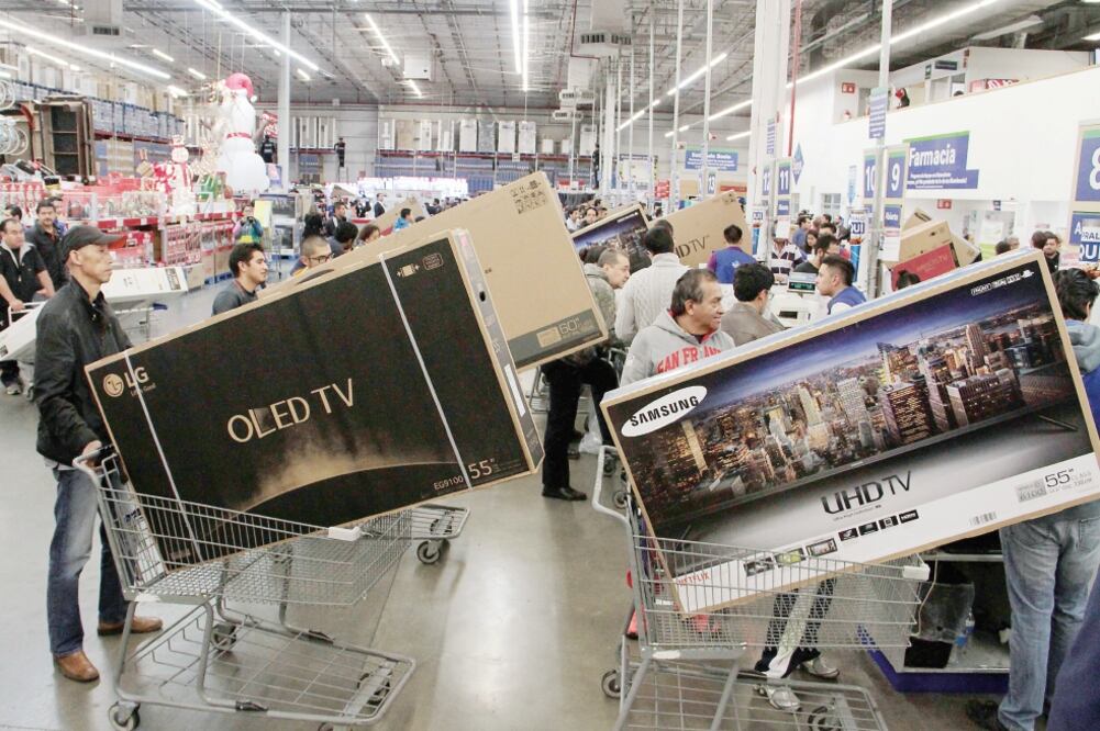 Al abrir las tiendas y a medida que hombres y mujeres se acercaban en busca de ofertas, lo más común fue encontrar algunos descuentos, así como el ofrecimiento de pagar con tarjeta de crédito a plazos sin intereses (JUAN BOITES. EL UNIVERSAL)