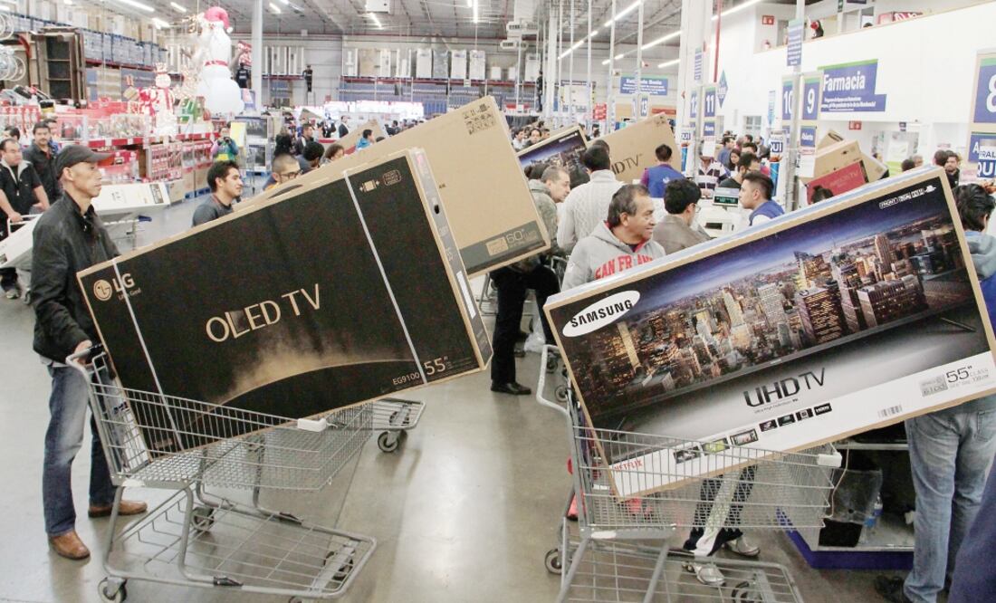 Al abrir las tiendas y a medida que hombres y mujeres se acercaban en busca de ofertas, lo más común fue encontrar algunos descuentos, así como el ofrecimiento de pagar con tarjeta de crédito a plazos sin intereses (JUAN BOITES. EL UNIVERSAL)