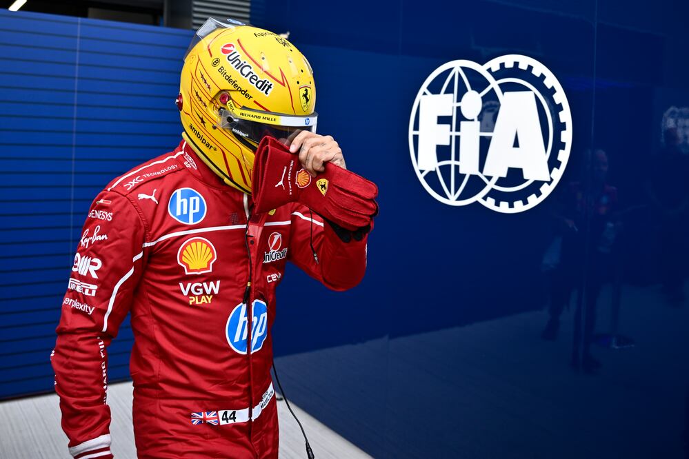 El piloto de Ferrari, Lewis Hamilton de Gran Bretaña, camina de regreso a sus boxes después de no poder completar la sesión de clasificación para el Gran Premio de Hungría - Foto: AP