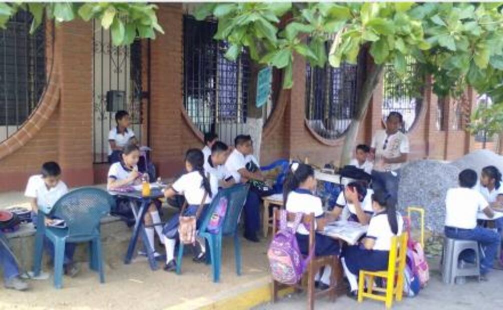 Maestro da clases en salón de fiestas por paro de CNTE en Oaxaca