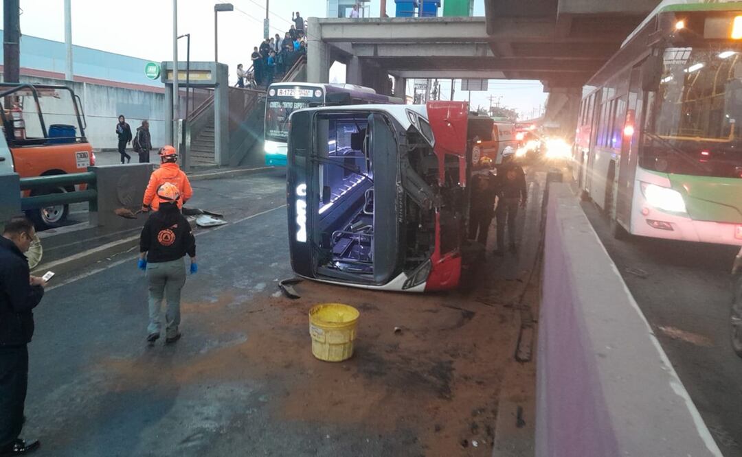 Volcadura de transporte público deja nueve pasajeros lesionados en Guadalupe, Nuevo León. Foto: Marcela Perales