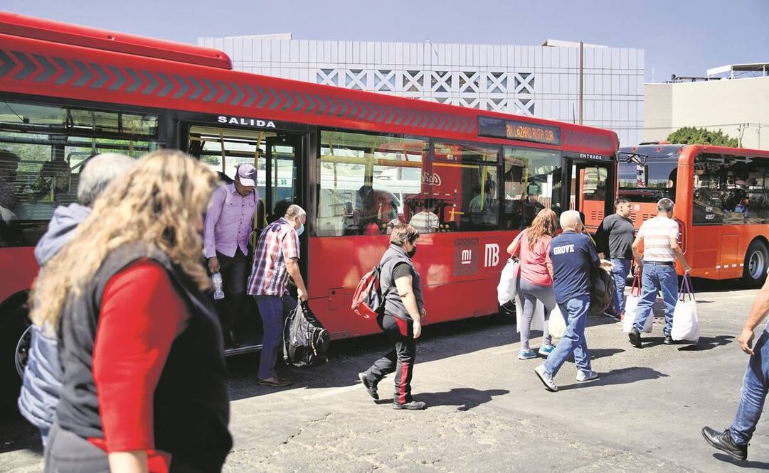 Usuarios de la L4 del MB bajan sobre los carriles