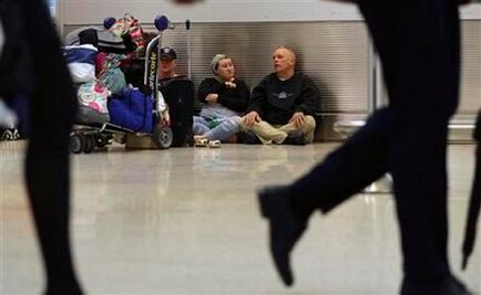 Airlines cancel thousands of flights as big storm advances in the U.S.