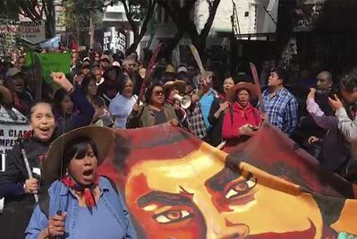 Protestan contra el nuevo aeropuerto frente a casa de transición de AMLO