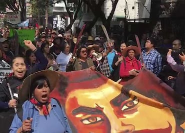 Protestan contra el nuevo aeropuerto frente a casa de transición de AMLO