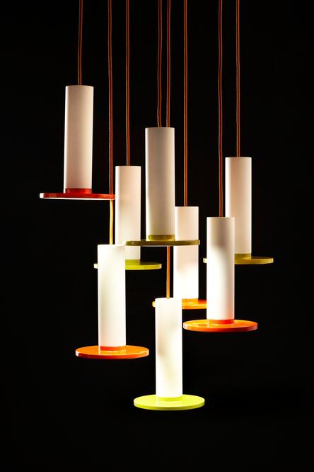 Cielo. Pieza compuesta por lámparas que cuelgan de manera desigual