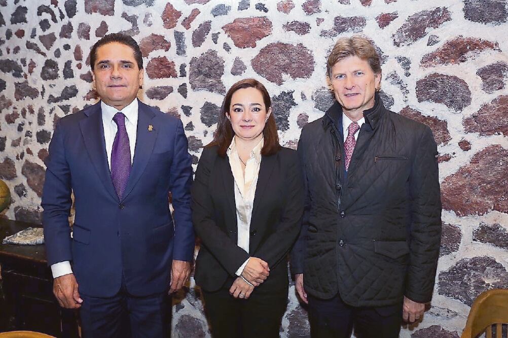 El gobernador Silvano Aureoles se reunió con los secretarios de Turismo federal, Enrique de la Madrid, y de Michoacán, Claudia Chávez. (ESPECIAL)