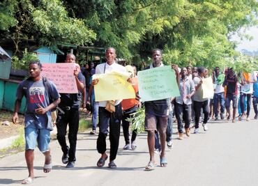 Africanos marchan para exigir oficio de salida hacia EU