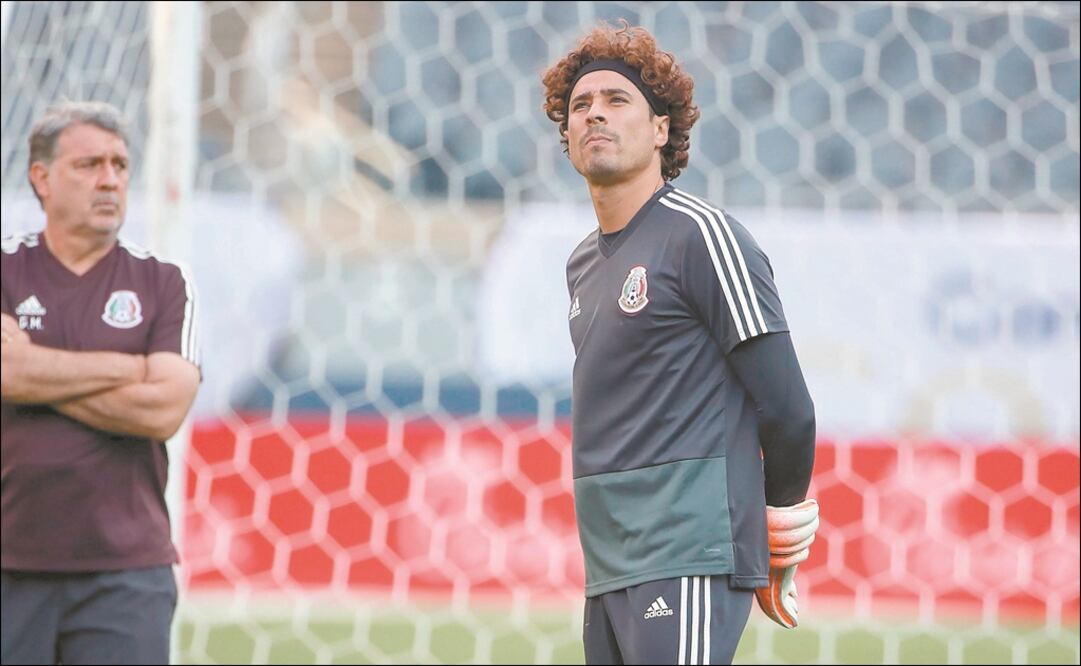 El club inglés ya se acercó al guardameta Guillermo Ochoa. Foto: EFE