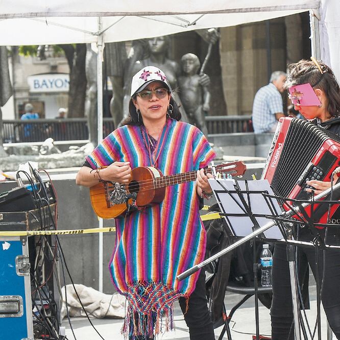 Intervención del grupo musical Invasorix, frente a la Corte, como parte del proyecto Estado de Emergencia, coordinado por la artista Lorena Wolffer. YADÍN XOLALPA. EL UNIVERSAL