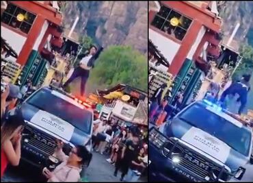 VIDEO: Mujer baila sobre una patrulla en Tepoztlán y causa polémica en redes sociales