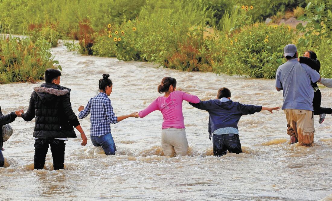 Indocumentados. Inmigrantes centroamericanos cruzan el río Bravo rumbo a Estados Unidos, el pasado 11 de junio. JOSÉ LUIS GONZÁLEZ. REUTERS