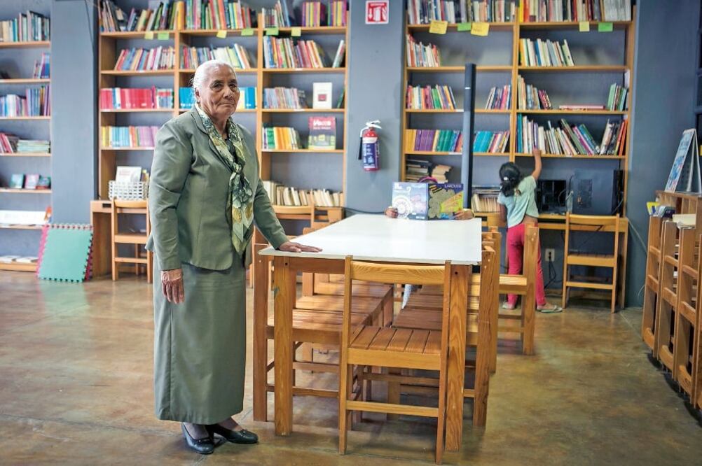 La maestra Graciela continúa dando clases de alfabetización a niños y niñas en edad escolar, en la zona de San Martín Mexicápam, lugar donde es reconocida por su trayectoria. Foto: MARIO ARTURO MARTÍNEZ. EL UNIVERSAL