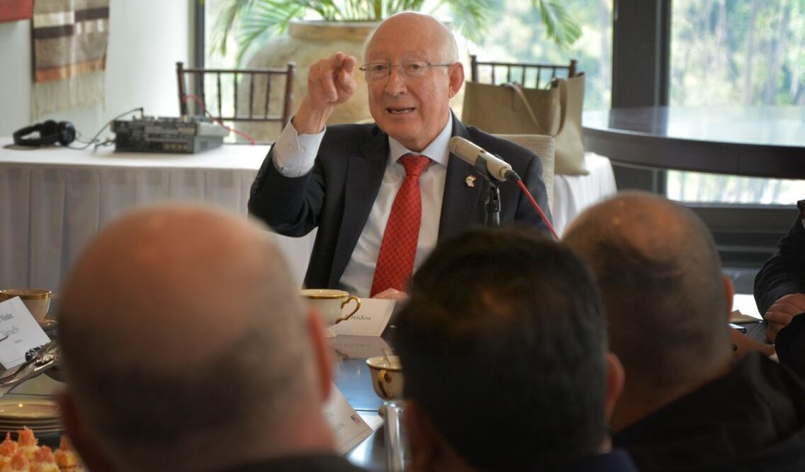 Ken Salazar, embajador de Estados Unidos en México, se reunió con medios para hablar de diversos temas de la política nacional y estadounidense. Foto: Especial