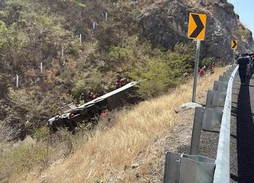 Conductor perdió el control del autobús, asegura Fiscalía de Oaxaca sobre causa de accidente donde fallecieron simpatizantes de Morena