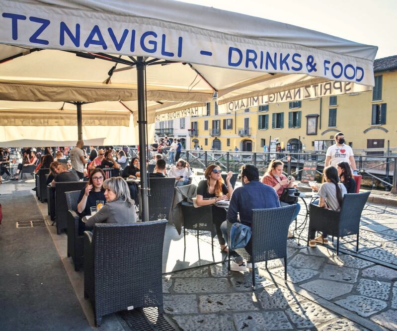 Italianos en la zona de Navigli, donde están los canales de Milán. El país aligera las restricciones ante la caída de la curva epidemiológica. MATTEO CORNER. EFE