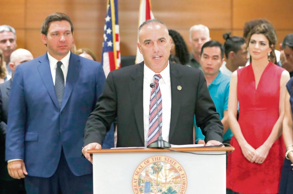 Andrew Pollack (centro), padre de una de las víctimas del tiroteo en Parkland, ayer durante una conferencia de prensa. Foto: WILFREDO LEE. AP
