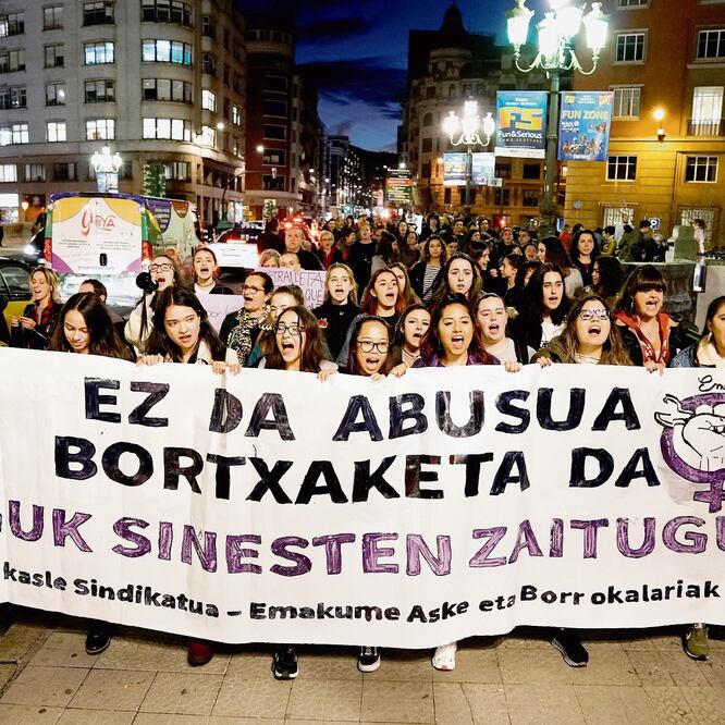 Manifestantes expresaron ayer en Bilbao su rechazo a la ratificación de la sentencia contra “La Manada” y reclamaron que se acuse al grupo de violación, no abuso. Foto: VINCENT WEST. REUTERS