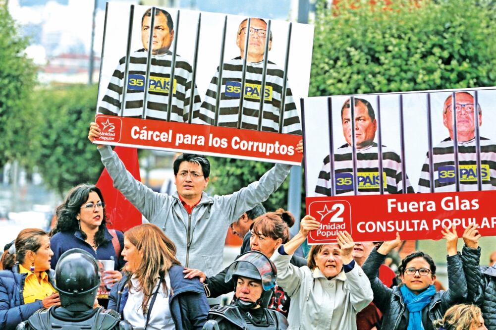 Manifestantes protestan contra el ex presidente Rafael Correa y Jorge Glas (DOLORES OCHOA. AP)