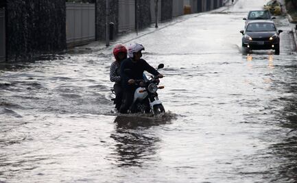 Lluvia deja inundaciones y caída de bardas en Querétaro