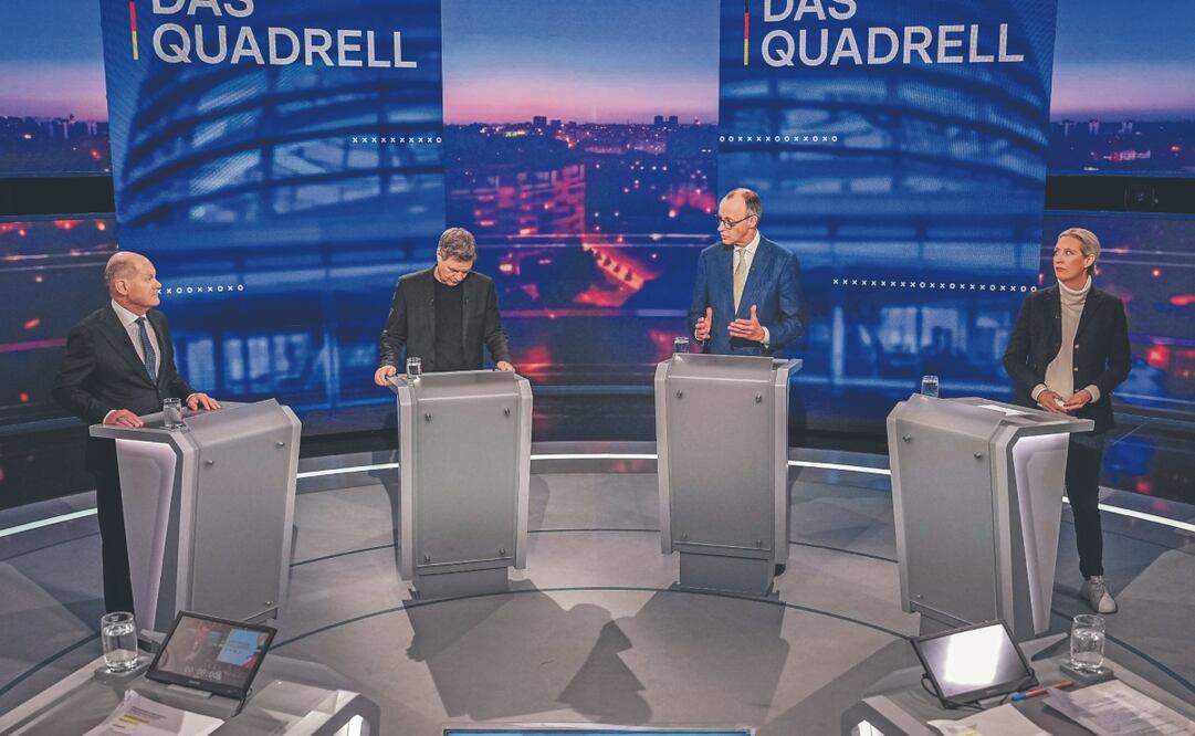 El canciller alemán Olaf Scholz, principal candidato del Partido Socialdemócrata de Alemania; Robert Habeck, contendiente del Partido Verde y ministro alemán de Economía y Protección del Clima; Friedrich Merz, abanderado y presidente de la Unión Demócrata Cristiana (CDU), y colíder, y Alice Weidel, del partido de extrema derecha Alternativa para Alemania, durante un debate en Berlín. Foto: de Kay Nietfeld. AFP