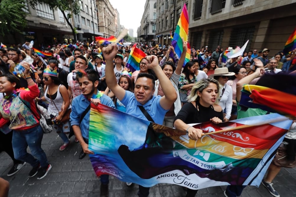 Marcha del Orgullo de la Comunidad Lésbico, Gay, Bisexual, Transexual, Transgénero, Travesti e Intersexual (LGBTTTI) en el Zócalo capitalino. Foto Irvin Olivares