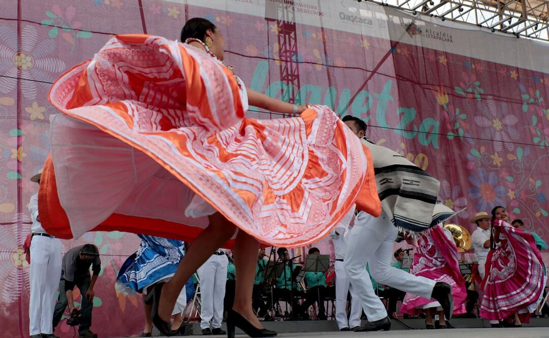 La alcaldía de Iztapalapa informó que hubo una afluencia de cerca de 25 mil personas en la fiesta de la Guelaguetza, magna expresión cultural del estado de Oaxaca, la cual se desarrolló este domingo en el Cerro de la Estrella. Foto: Juan Boites. EL UNIVERSAL 