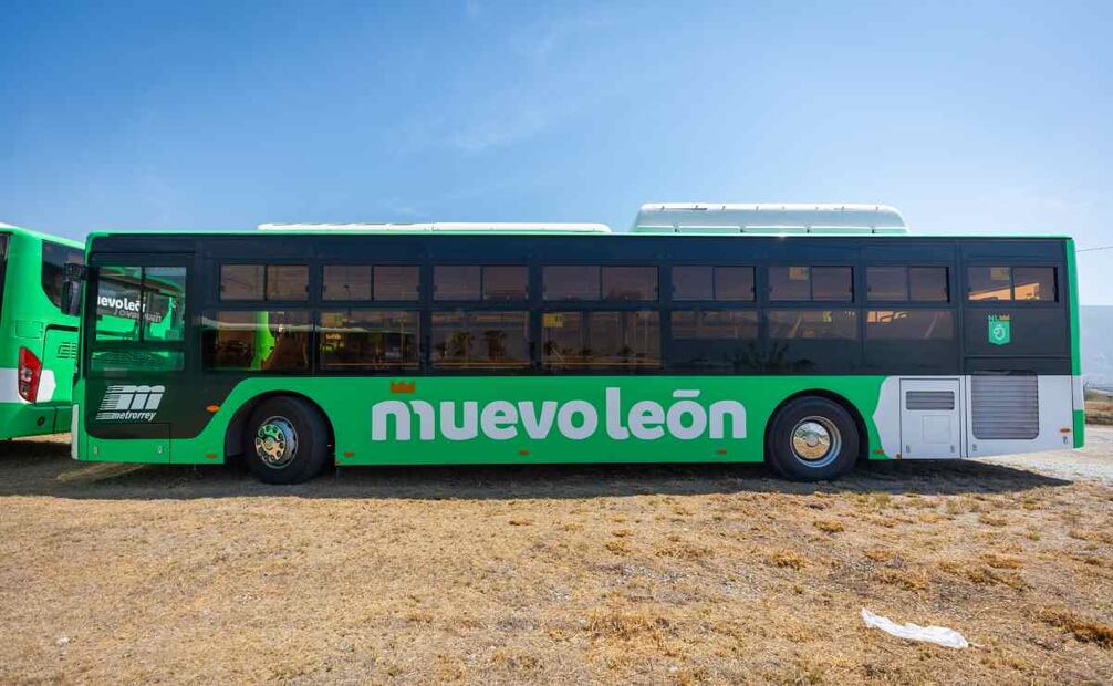 Samuel García, gobernador de Nuevo León, da banderazo de salida a 21 unidades de transmetro. Foto: Especial